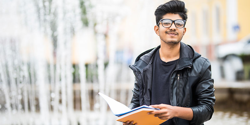 estudante de concurso publico posando para imagem